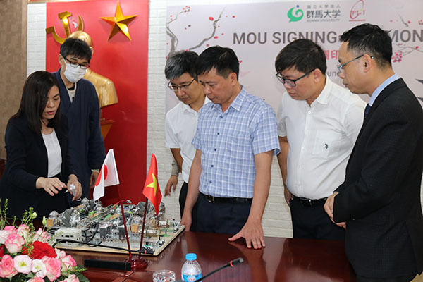 Robot dò đường vừa được Đại học Gunma trao tặng sinh viên khoa Điện tử của Học viện là sản phẩm do nhóm nghiên cứu của Giáo sư Kou Yamada chế tạo.