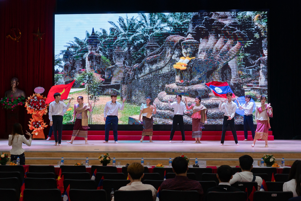 Chương trình văn nghệ do các bạn Lưu học sinh Lào biểu diễn