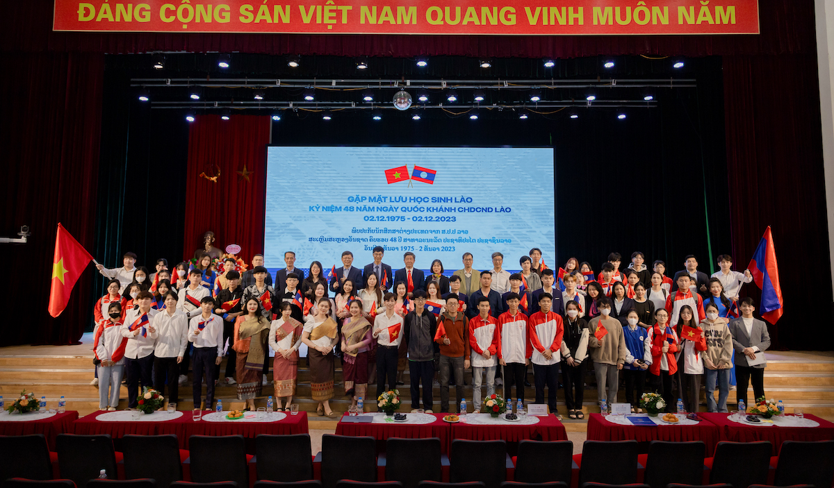 Các đại biểu và các em sinh viên Việt – Lào chụp hình lưu niệm