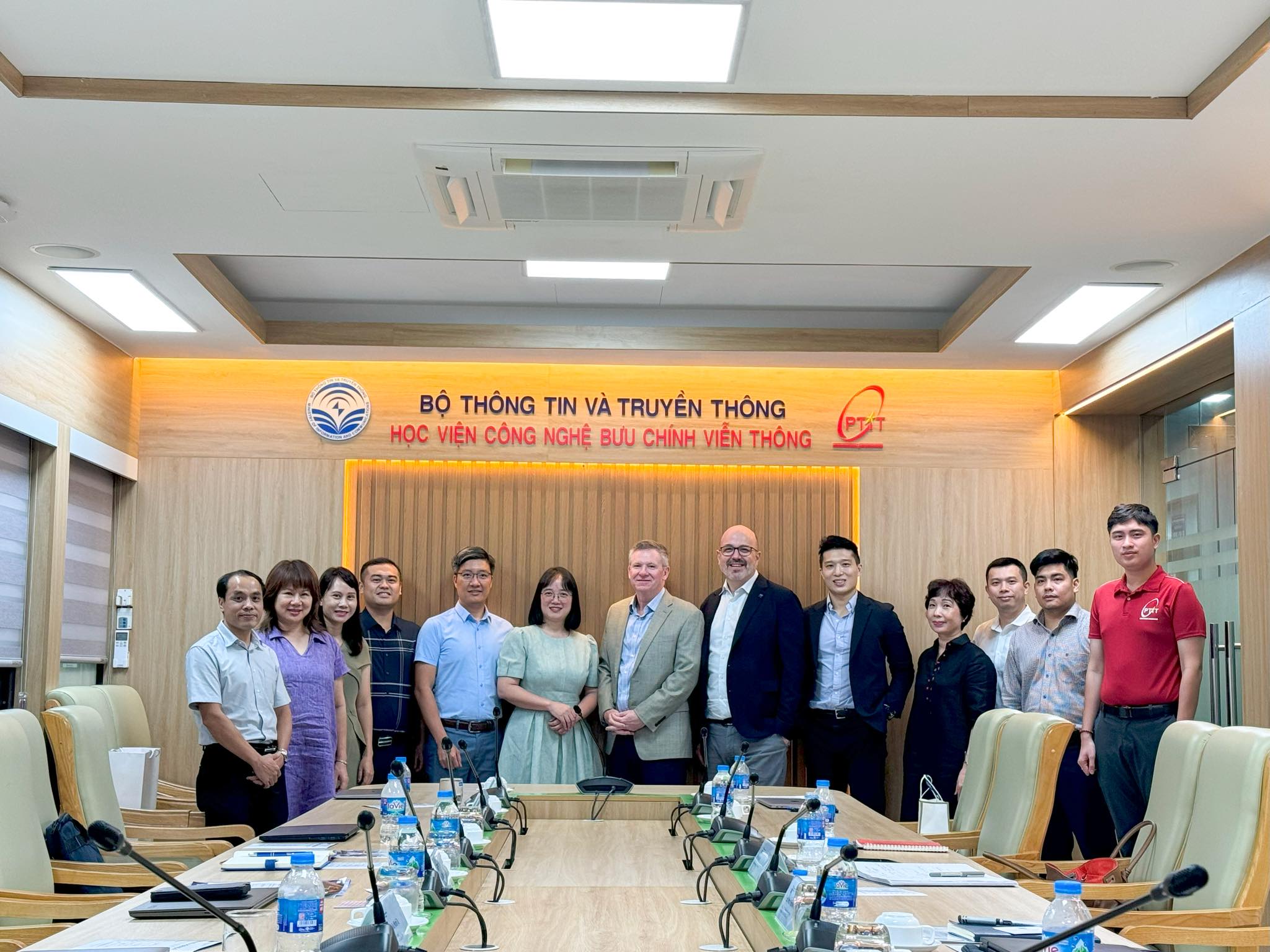 The signing ceremony of the cooperation agreement between PTIT and Queensland University.